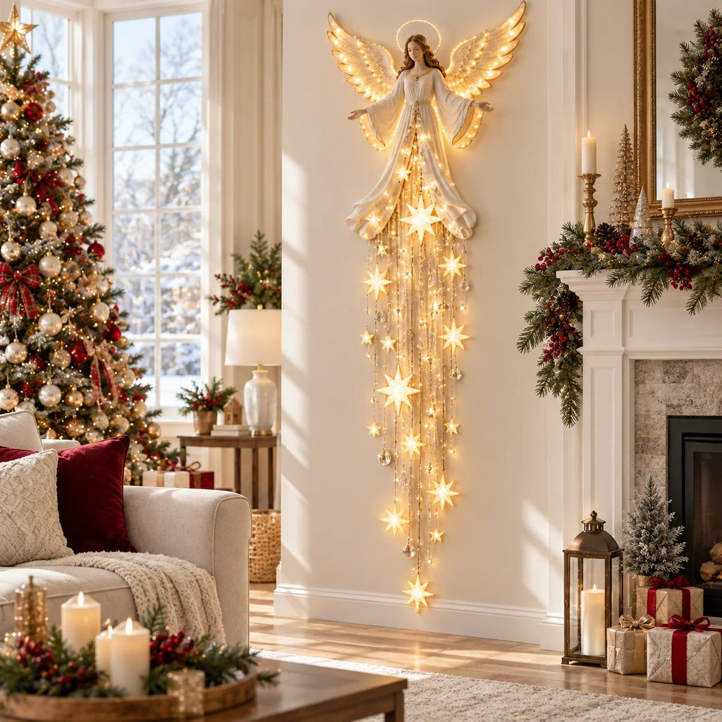 Ángel luminoso de pared junto al árbol de Navidad y la chimenea