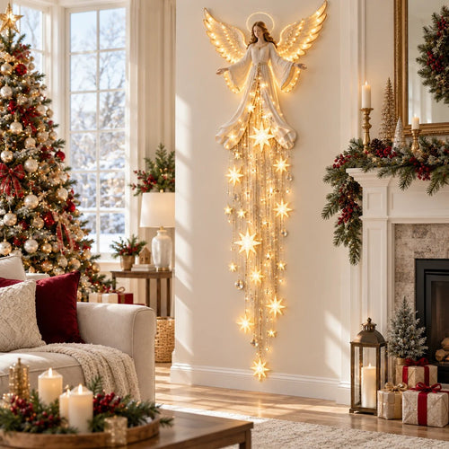 Ángel luminoso de pared junto al árbol de Navidad y la chimenea