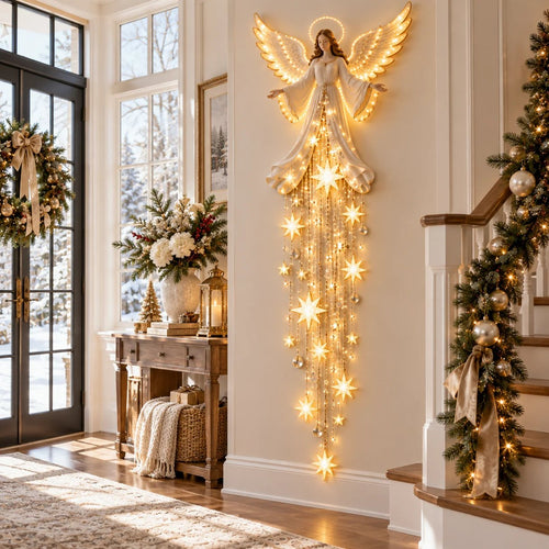 Ángel luminoso de pared con cascada de estrellas en una entrada navideña